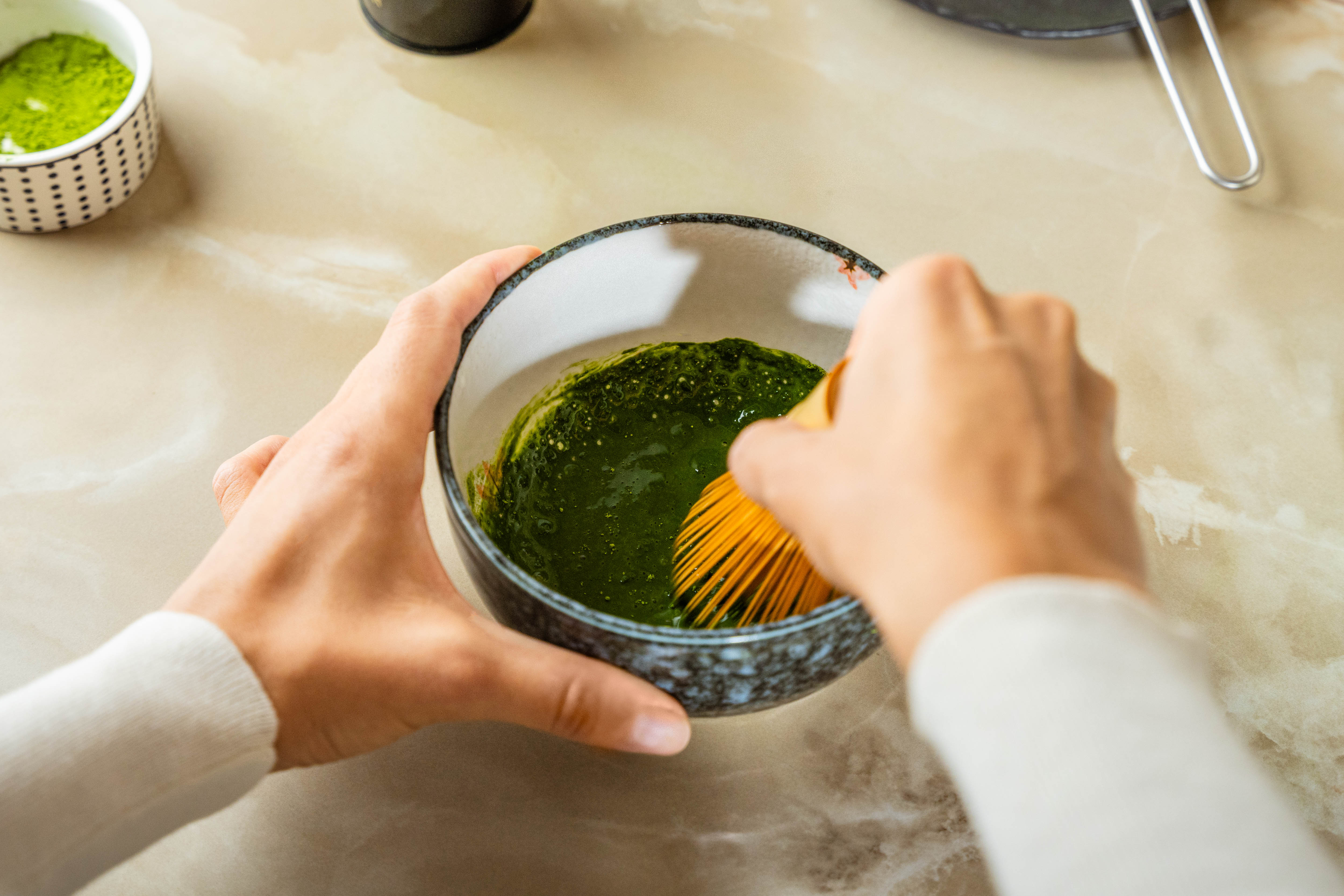 Matcha užpilama ir plakama